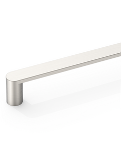 DESIGN3644 Minimalist Flat Top D-Bar Pull | Oak Wood & White Shaker Cabinets (Matte Black)