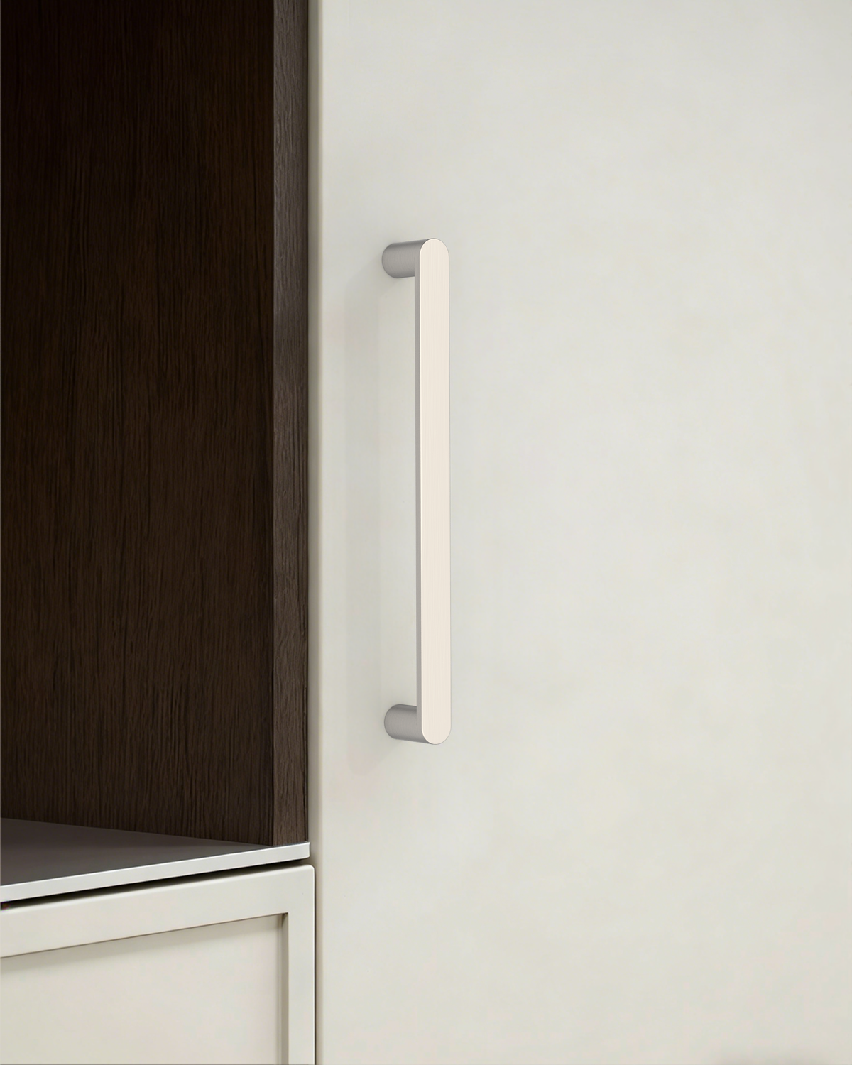 DESIGN3644 Minimalist Flat Top D-Bar Pull | Oak Wood & White Shaker Cabinets (Matte Black)