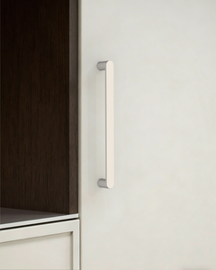 DESIGN3644 Minimalist Flat Top D-Bar Pull | Oak Wood & White Shaker Cabinets (Matte Black)