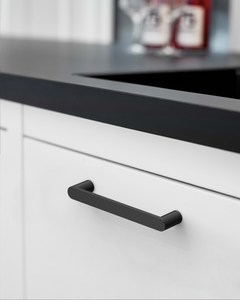 DESIGN3644 Minimalist Flat Top D-Bar Pull | Oak Wood & White Shaker Cabinets (Matte Black)