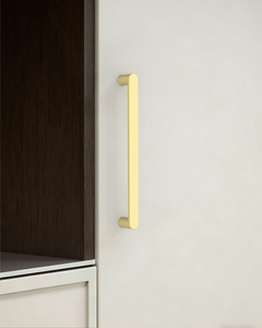 DESIGN3644 Minimalist Flat Top D-Bar Pull | Oak Wood & White Shaker Cabinets (Matte Black)