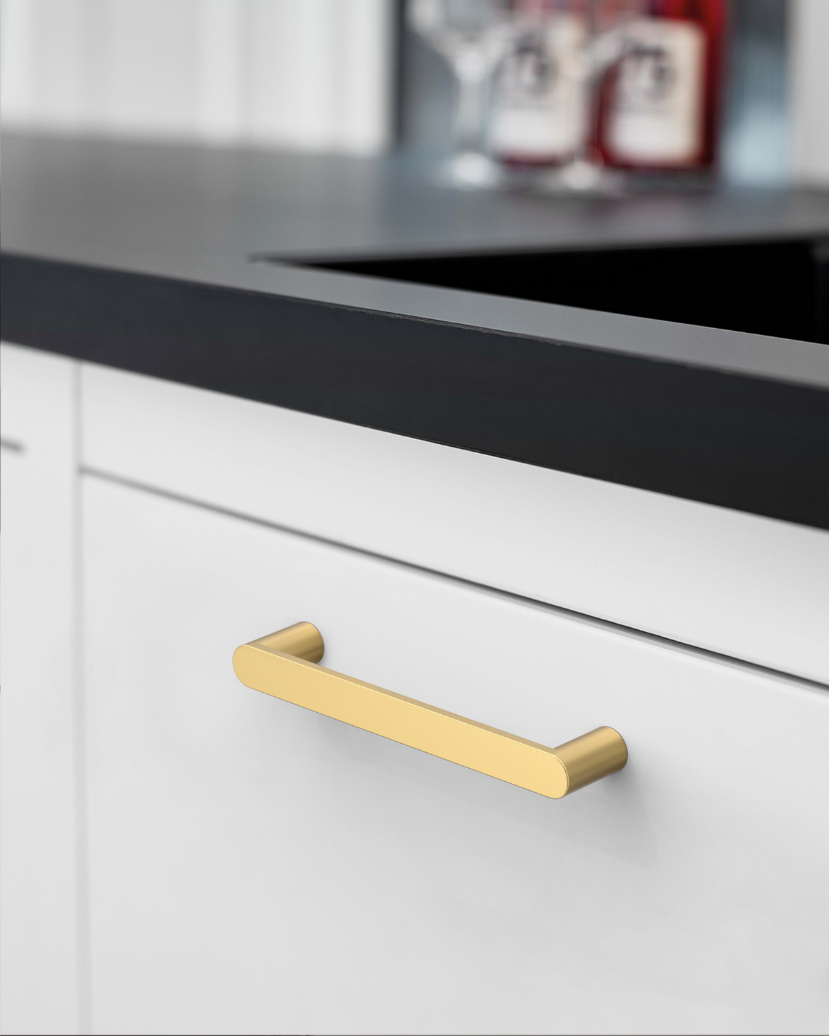 DESIGN3644 Minimalist Flat Top D-Bar Pull | Oak Wood & White Shaker Cabinets (Matte Black)