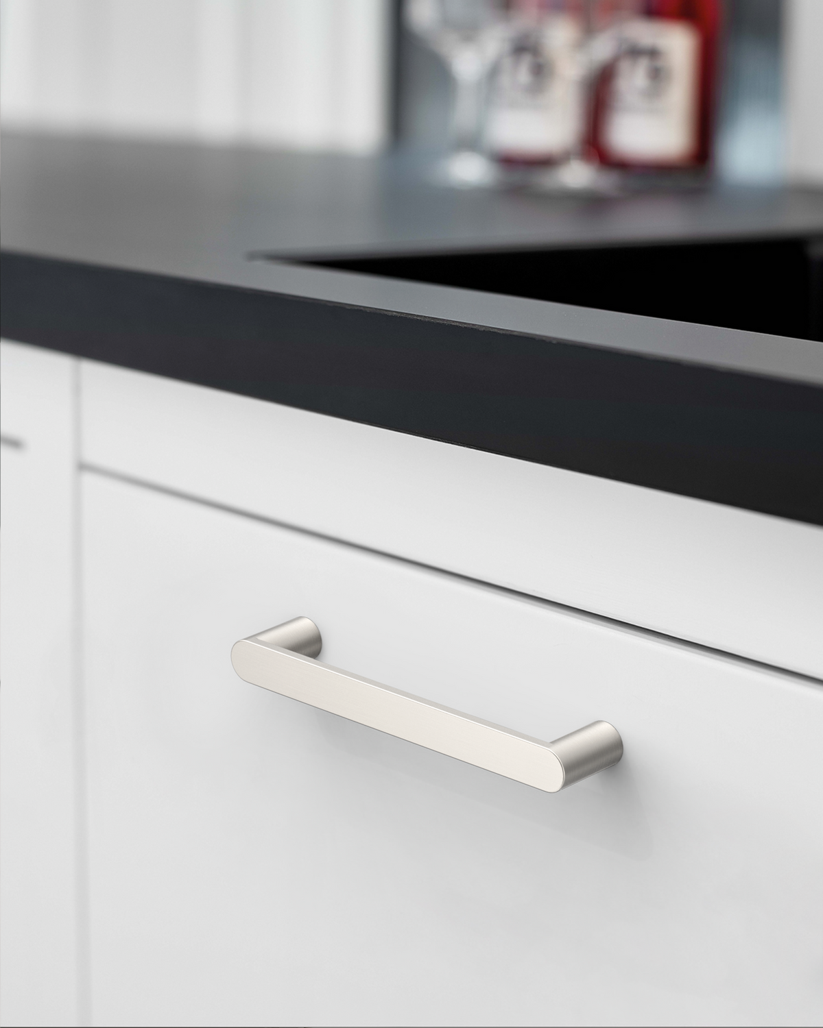 DESIGN3644 Minimalist Flat Top D-Bar Pull | Oak Wood & White Shaker Cabinets (Matte Black)