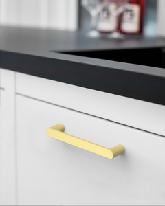 DESIGN3644 Minimalist Flat Top D-Bar Pull | Oak Wood & White Shaker Cabinets (Matte Black)
