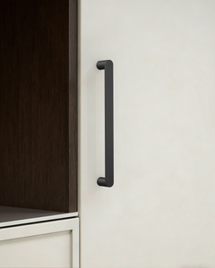 DESIGN3644 Minimalist Flat Top D-Bar Pull | Oak Wood & White Shaker Cabinets (Matte Black)