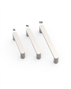 DESIGN3644 Minimalist Flat Top D-Bar Pull | Oak Wood & White Shaker Cabinets (Matte Black)