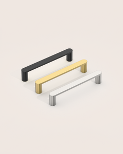 DESIGN3644 Minimalist Flat Top D-Bar Pull | Oak Wood & White Shaker Cabinets (Matte Black)