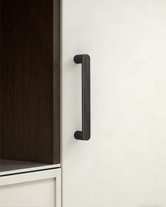 DESIGN3644 Minimalist Flat Top D-Bar Pull | Oak Wood & White Shaker Cabinets (Matte Black)